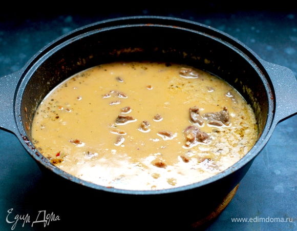 Влить кокосовое молоко, размешать, приправить солью по вкусу.