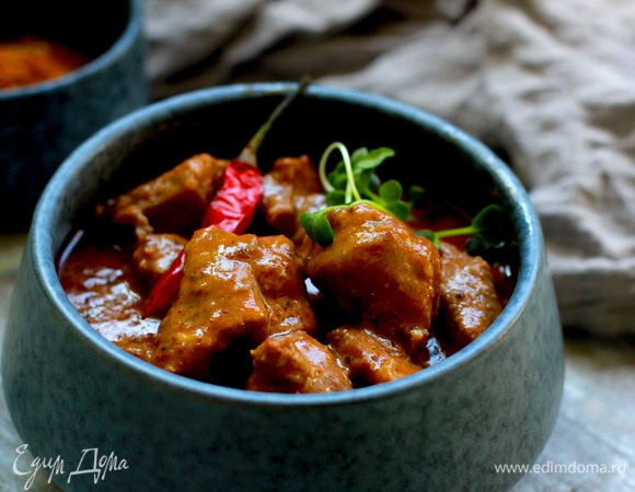 Довести до кипения, сделать огонь слабым, чтобы мясо тушилось и не кипело, накрыть крышкой и тушить 2 часа до мягкости.