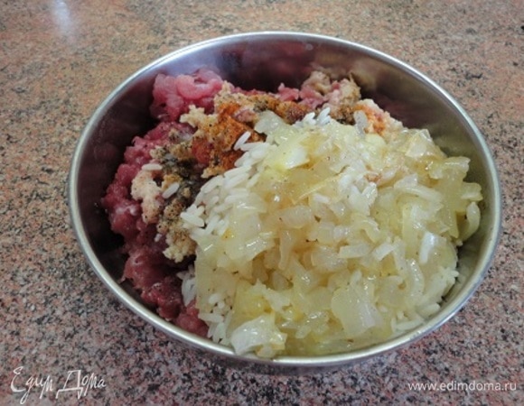 В мясной фарш добавить отваренный рис, обжаренный лук и специи. Перемешать.