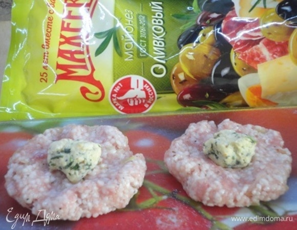 Для начинки сыр натереть и смешать с рубленым чесноком и зеленью, добавить майонез оливковый ТМ «Махеевъ». Сформовать шарики и завернуть их в фарш.