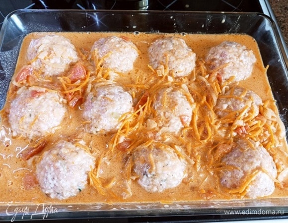 Тефтели выложить в форму для запекания, залить соусом и сверху выложить спассерованные лук с морковью.