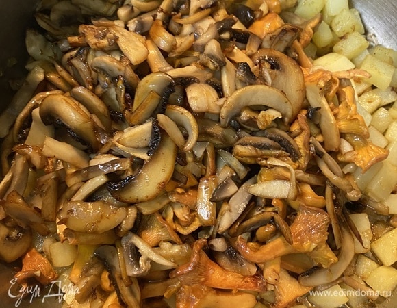 Обжаренные грибы добавляем к картофелю. В стакане кипяченой воды разбавляет бульонный кубик (можно использовать как грибной, так и куриный). Заливаем готовым бульоном овощи.