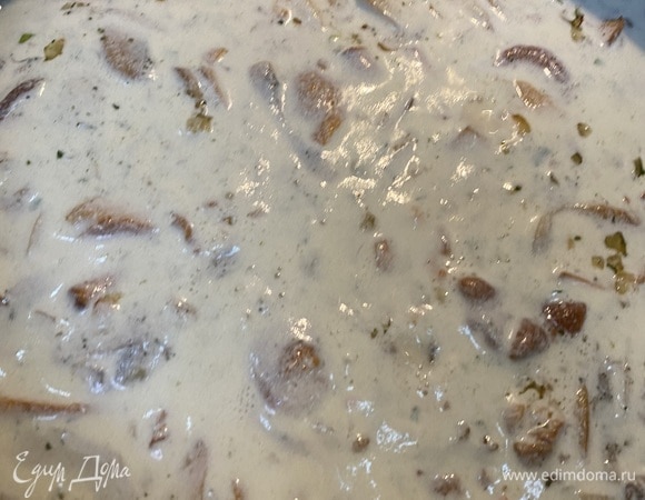 Сливки комнатной температуры смешиваем с небольшим количеством кипяченой воды, чтобы не свернулись. Заливаем их в овощи и добавляем оставшуюся кипяченую воду. Варим на среднем огне. Добавляем соль. Кидаем острый перец на минуту и достаем. Доводим до кипения и выключаем.