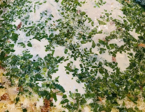 Мелко нарезаем петрушку. Добавляем в суп и накрываем крышкой. Даем настояться минут 10–15 и разливаем по тарелкам.