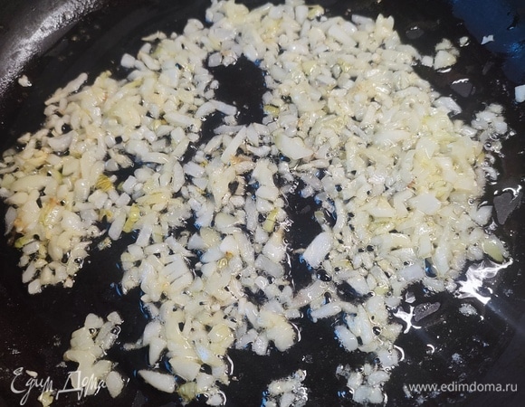 Лук мелко нарезать. В сковороде растопить сливочное масло и на маленьком огне обжарить до прозрачности.