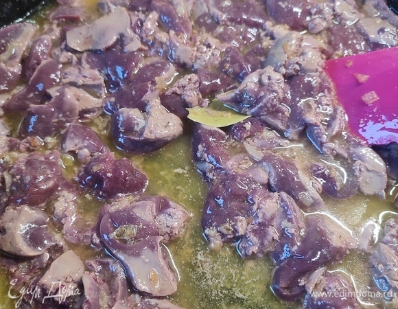 Куриную печень промыть, срезать пленки. Нарезать мелкими кусочками. Добавить печень, лавровый лист, мускатный орех и соль в сковороду и тушить 20 минут.