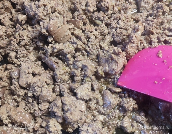 После размять вилкой печень. Получаются грубые кусочки.