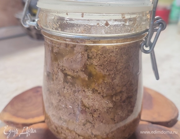 Переложить печень в банку, дать немного остыть и отправить в холодильник. Перед подачей достать минут за 20.