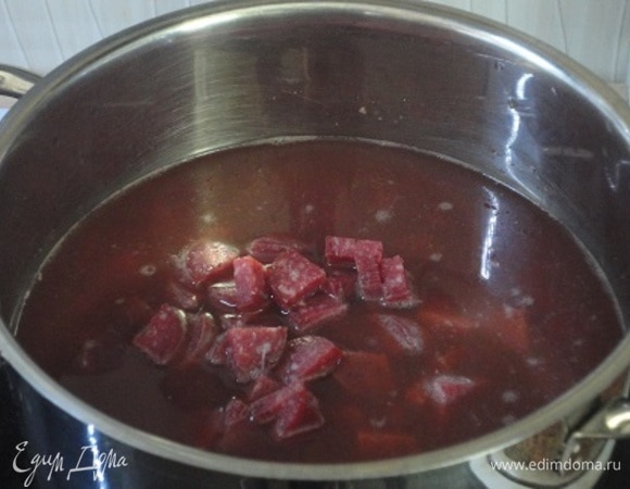 Добавить колбасу к фасоли и продолжить варить еще 1 час на медленном огне.