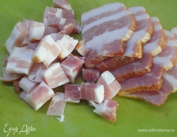 Бекон также нарезать кубиками и обжарить на сковороде с растительным маслом.