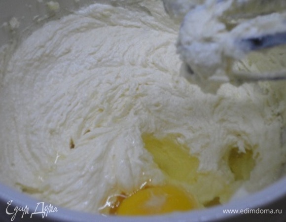 Включить духовку сразу на разогрев до 200°C. Для теста мягкое сливочное масло взбить с сахаром, ванильным сахаром, солью до пышности. Продолжая взбивать, добавить по одному яйца. В конце добавить просеянные муку с разрыхлителем.