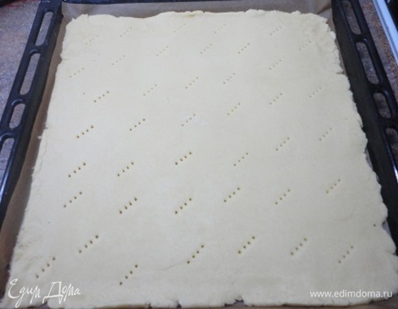 Замесить мягкое тесто. Оно очень послушное и прятное на ощупь. Сразу же переложить его на лист пергаментной бумаги и, слегка припыляя мукой, раскатать в один прямоугольный корж по размеру противня. Высота коржа — 5–7 мм. Наколоть вилкой и выпекать 15 минут, до светло-золотистого цвета.