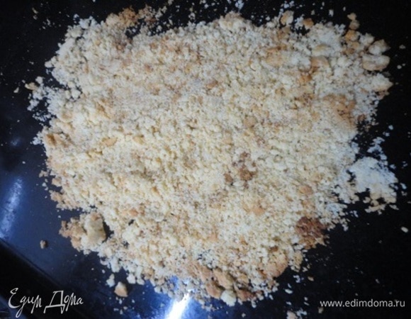 Подсохшие остатки коржей измельчить, но не в муку, а в крошки. Так они красивее смотрятся на пирожных.