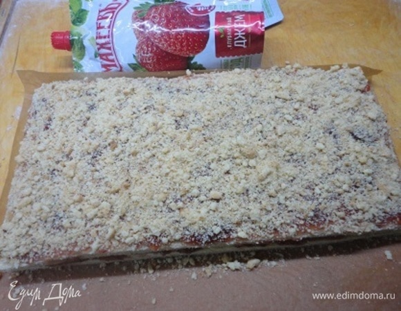 Полностью остывший один корж смазываем половиной джема ТМ «Махеевъ», накрываем вторым коржом и смазываем его осавшимся джемом. Сверху посыпать крошкой.