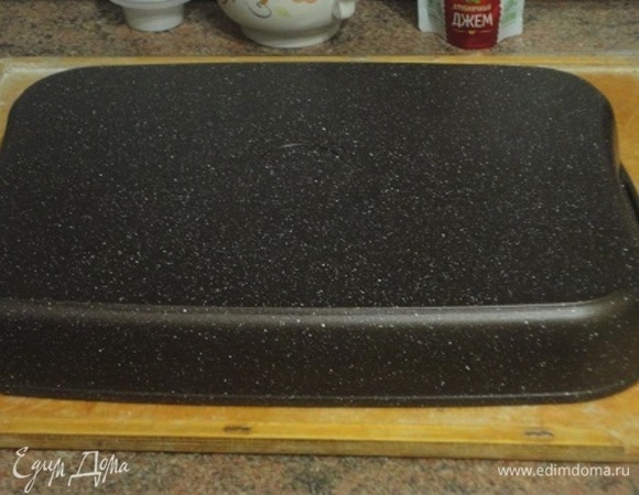 Накрываем пленкой или другим подручным средством и оставляем пирог на столе на ночь.