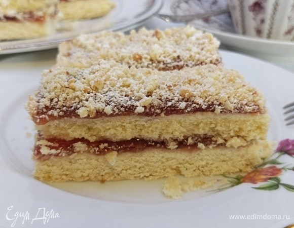 На следующий день посыпаем пирог сахарной пудрой и нарезаем на пирожные.