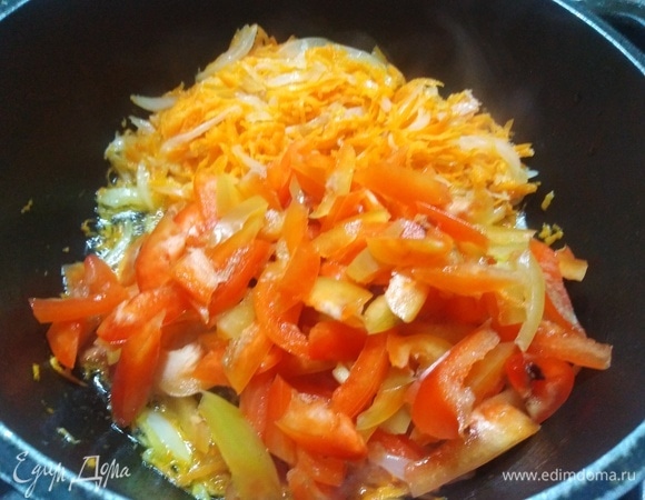 Лук обжарить на растительном масле, добавить морковь и чеснок. Припустить. Нарезать перец и соединить с овощами. Жарить 10 минут.