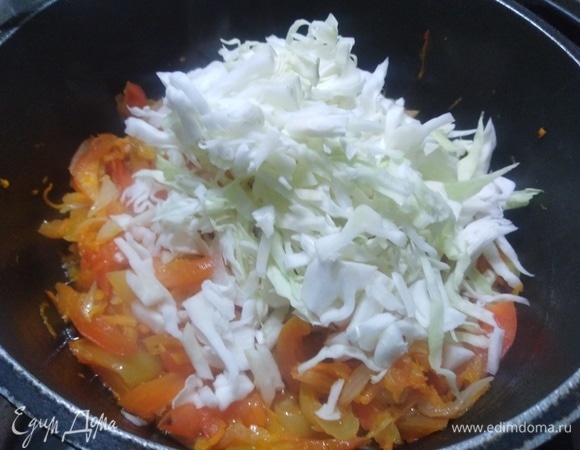 Всыпать нашинкованную капусту.