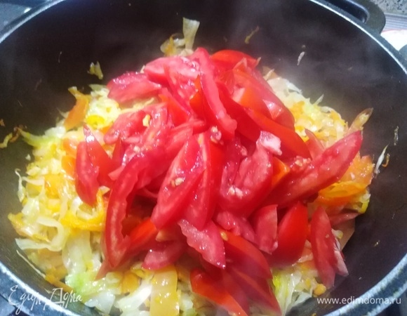 Затем добавить нарезанные помидоры. Так же обжаривать в течение 10 минут.