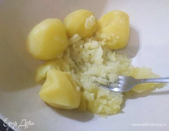 Вынуть картофель из бульона. Размять вилкой и отправить обратно в кастрюлю.