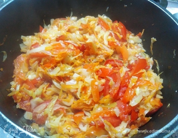 Следом добавить пережаренные овощи. Варить щи 10 минут.