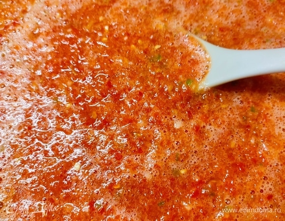 Два вида перца, помидоры и чеснок помыть и почистить. Перекрутить на мясорубке. Влить все для маринада и поставить на огонь. Довести до кипения.