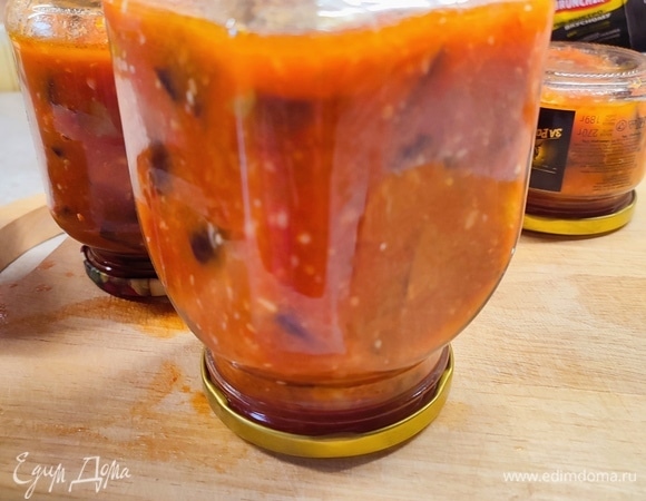 Разложить баклажаны в простерилизованные банки, закрыть крышками, перевернуть и поставить под плед или одеяло до полного остывания.