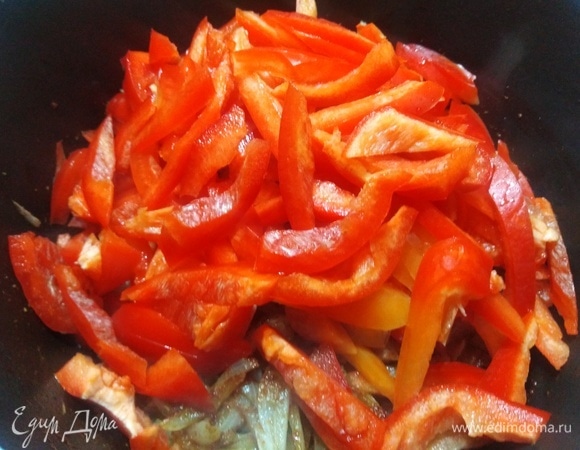 Добавить нарезанный перец. Жарить 5 минут