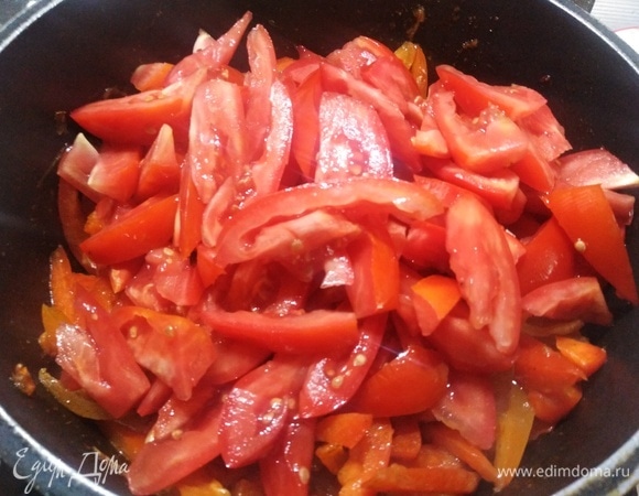 Затем — нарезанные помидоры. Жарить 25 минут под крышкой на умеренном огне.