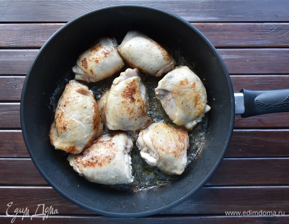 Подготавливаю бедра. Для удобства удаляю часть хребта (при наличии). Просушиваю мясо бумажным полотецем, солю, перчу по вкусу. Можно использовать специи по своему вкусу. В сковороде разогреваю смесь растительного и сливочного масла. Добавляю чеснок, розмарин. В ароматизированном масле обжариваю бедра со всех сторон до подрумянивания. Готовые куриные бедра перекладываю в огнеупорную форму для запекания.