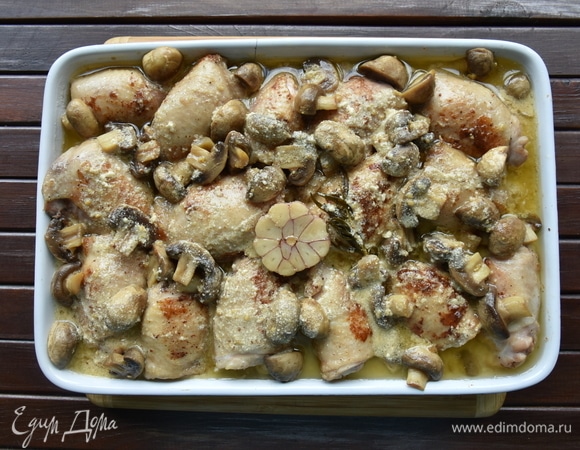 Вливаю сливочно-горчичный соус вместе с грибами в форму с мясом.