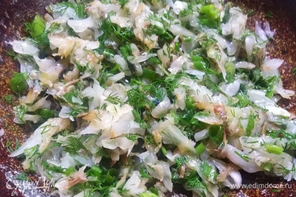 Капусту заранее обжарить на растительном масле с добавлением соли. Остудить. Добавить зеленый лук и укроп.