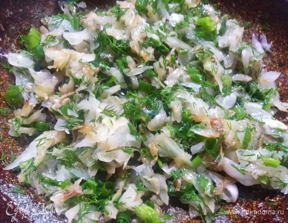 Капусту заранее обжарить на растительном масле с добавлением соли. Остудить. Добавить зеленый лук и укроп.