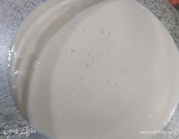 В кефир добавить соду, соль, сахар, яйца.