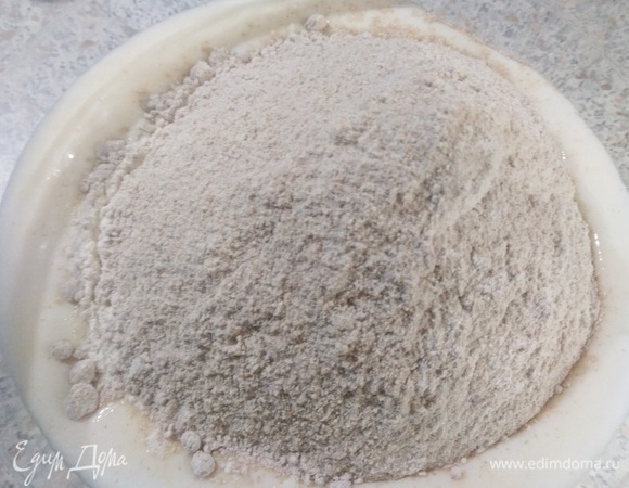 Всыпать два вида муки.