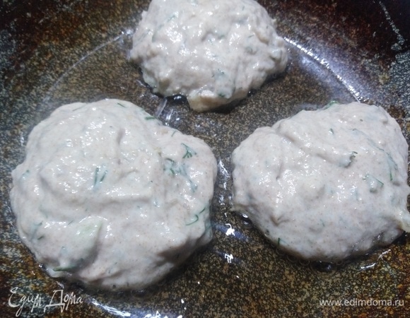 Выложить на разогретую сковороду с растительным маслом.