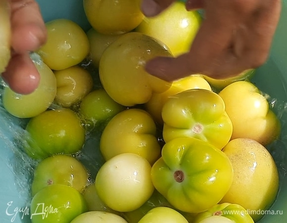 Физалис помойте в теплой воде.