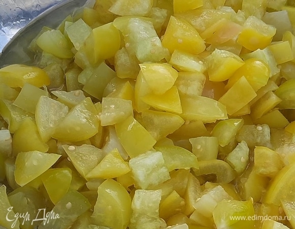 Воду слейте и, немного остудив, нарежьте физалис на мелкие кусочки, меньше сантиметра. Сок, который будет выделяться, не сливайте.