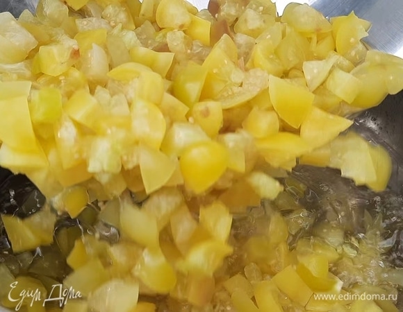 Затем всыпьте нарезанный физалис вместе с выделившимся соком в сироп и варите, не прикрывая крышкой, на умеренном огне 20 минут.