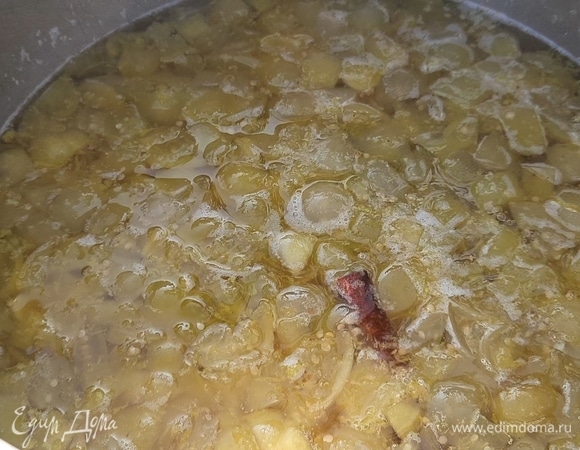 Варите 25 минут, не накрывая крышкой, на небольшом огне, но чтобы активно кипело.