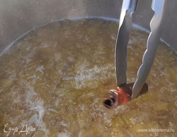 По истечении времени удалите палочку корицы.