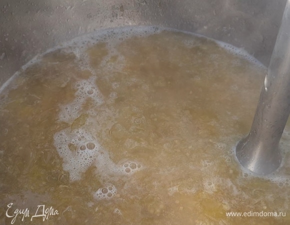 А джем измельчите погружным блендером, в это время можно кастрюлю снять с плиты, а когда физалис будет измельчен, вернуть кастрюлю обратно.