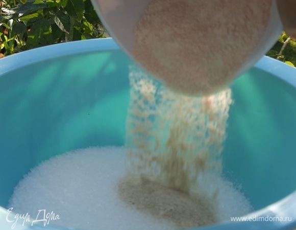 Оставшиеся 100 г сахара смешайте с пектином. Если вы добавите пектин без сахара, он превратится в сгусток!