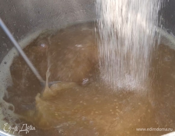 Всыпать в джем сахар с пектином нужно понемногу и при постоянном помешивании, огонь должен в этот момент быть маленький. Варите, постоянно помешивая, три минуты до растворения сахара.