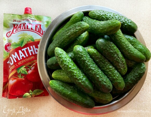 Хорошо промойте огурцы, срежьте хвостики и замочите в холодной воде на 3–4 часа. Пару раз за это время нужно будет поменять воду.