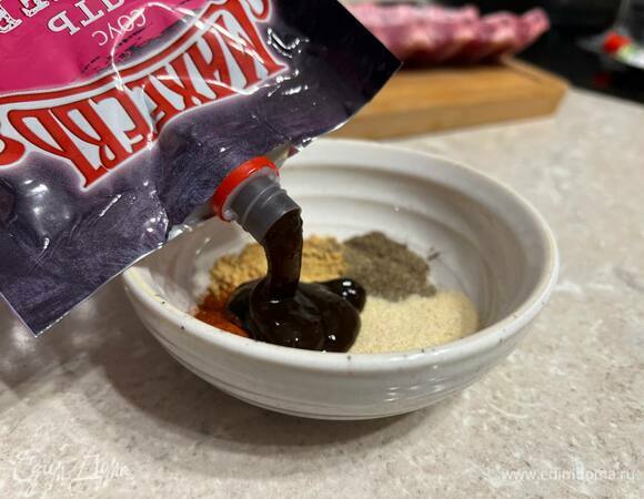 Смешайте в пиале специи и добавьте соус «Пять перцев» ТМ «Махеевъ». Он прекрасно подходит для маринования свинины. 