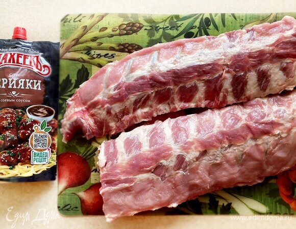 Подготовьте свиные ребра. Я использовала ребра с корейки.