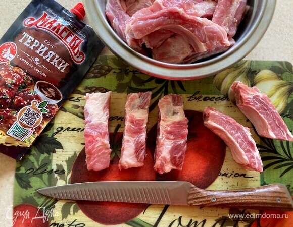 Нарежьте ребрышки на порционные куски.
