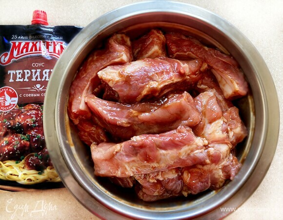 К ребрам добавьте соус терияки ТМ «Махеевъ», немного соли, перемешайте и оставьте мариноваться на 3 часа (можно и дольше).