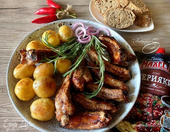 Подавайте ребрышки с молодым картофелем бэби, маринованным лучком, зеленью или салатом. Приятного вам аппетита!
